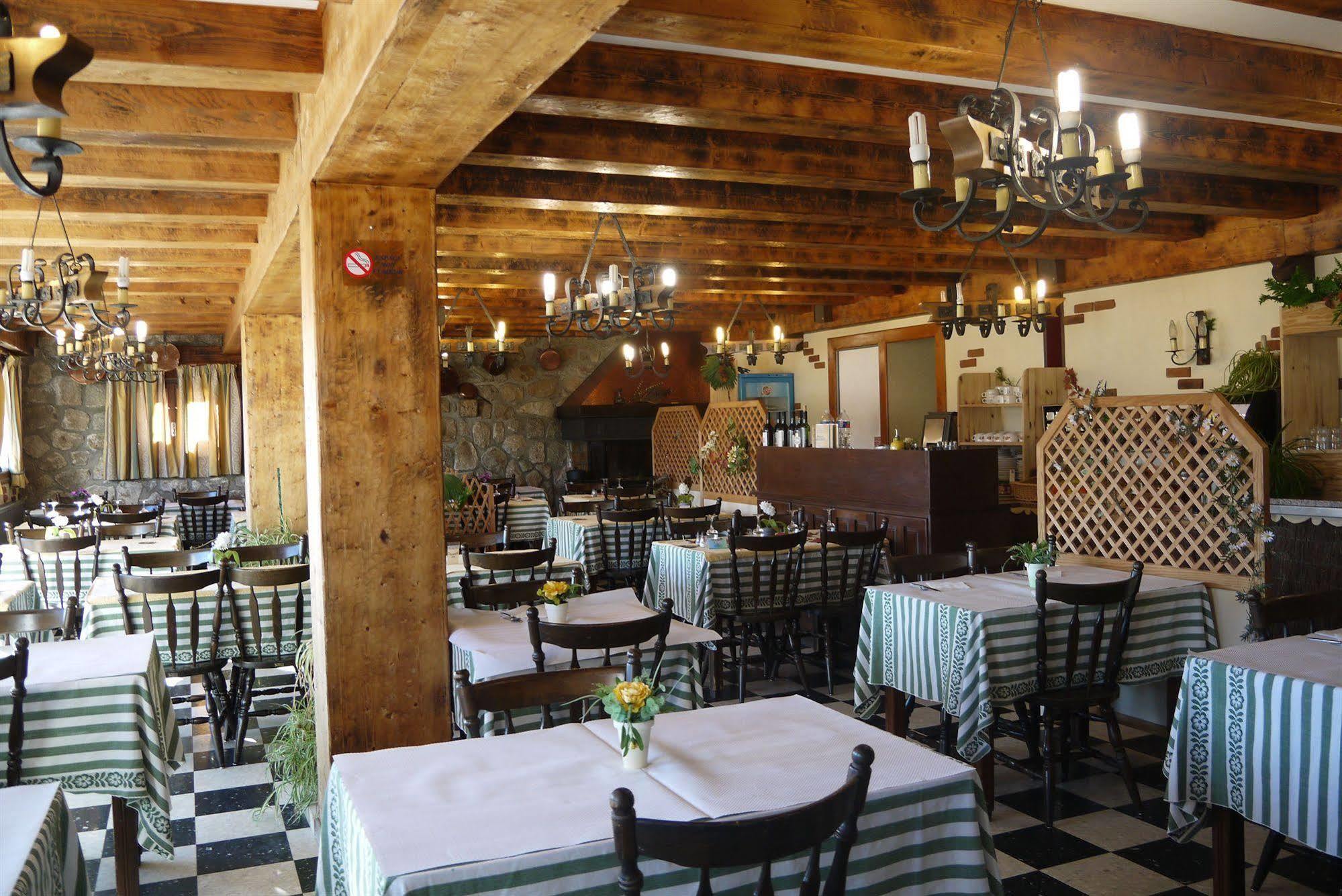 Hotel L'Oustalet Font-Romeu-Odeillo-Via Buitenkant foto